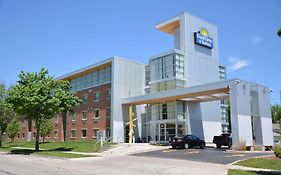 Days Inn And Suites Milwaukee Wi